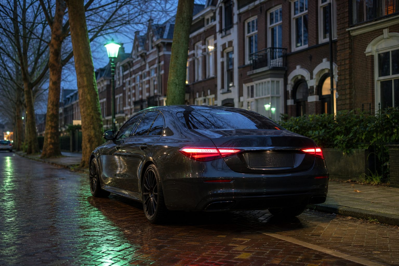 Sedan op natte klinkers in Arnhem